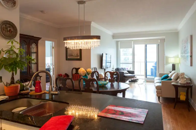 homestay-toronto-living